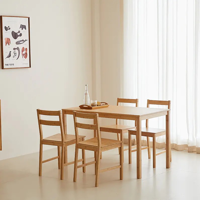 Er bambus spisebord egnet for både innendørs og utendørs bruk?
